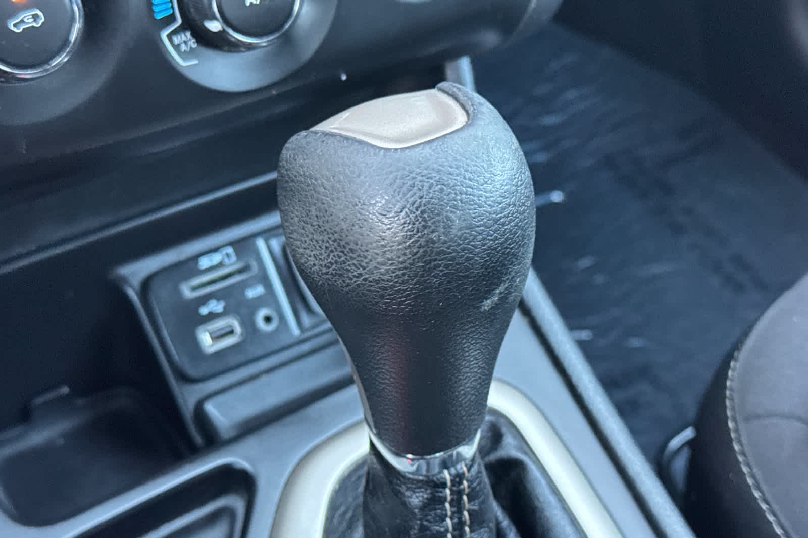 Thumbnail: 2015 Jeep Cherokee - 21