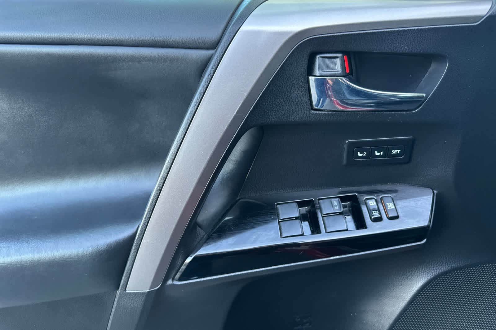 Thumbnail: 2018 Toyota RAV4 - 12