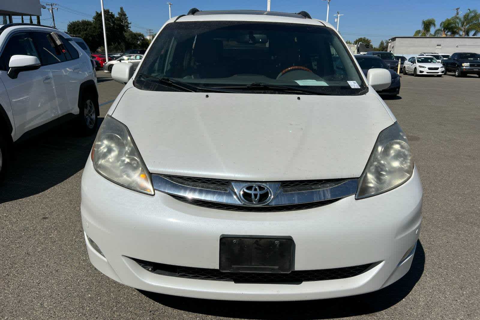 Thumbnail: 2010 Toyota Sienna - 6