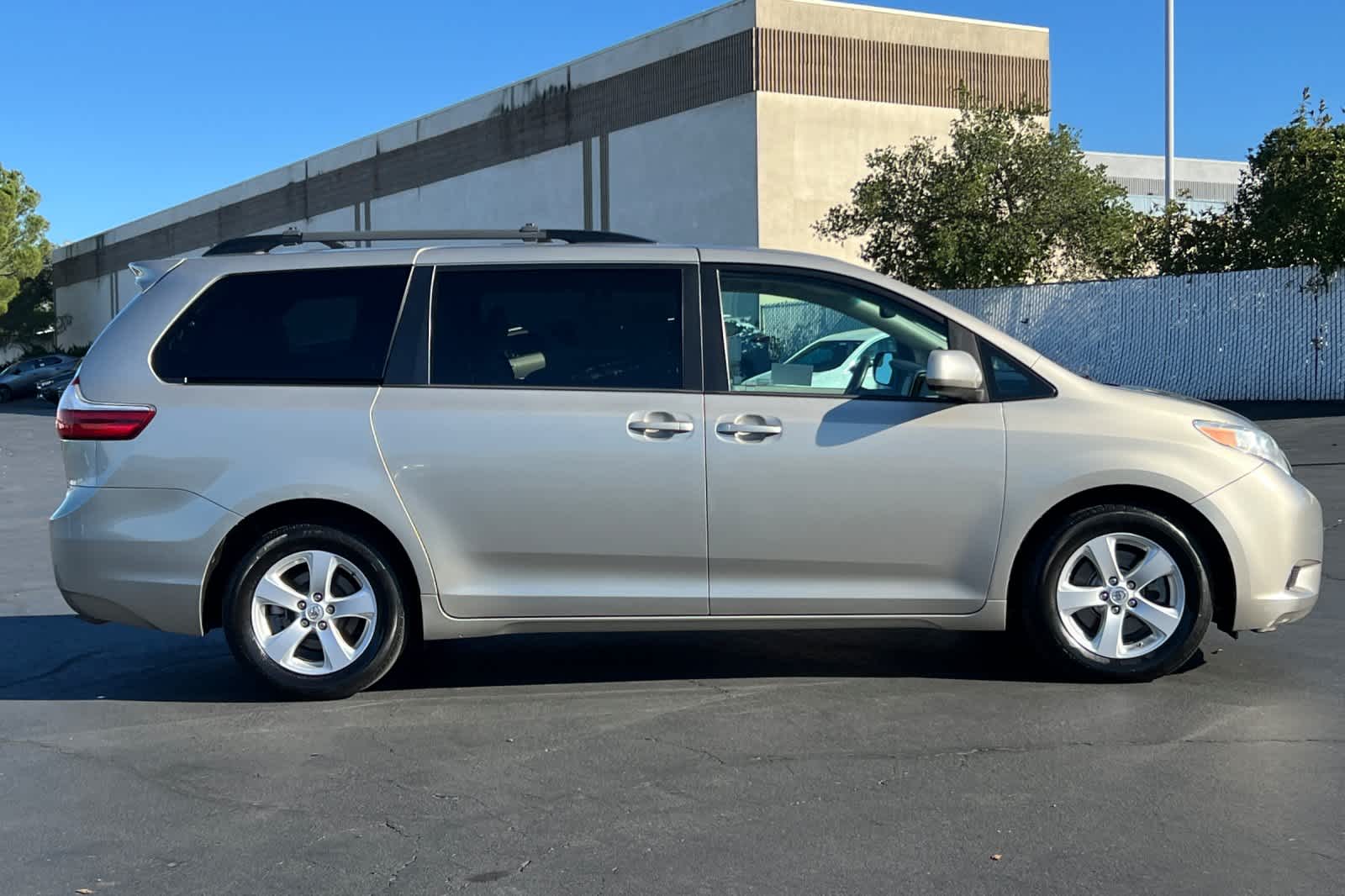 Thumbnail: 2017 Toyota Sienna - 6