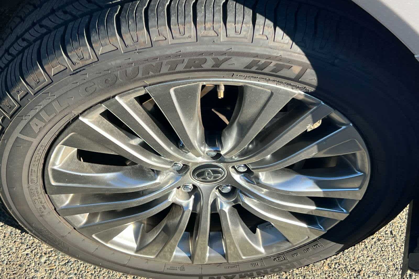 Thumbnail: 2021 Toyota Venza - 12