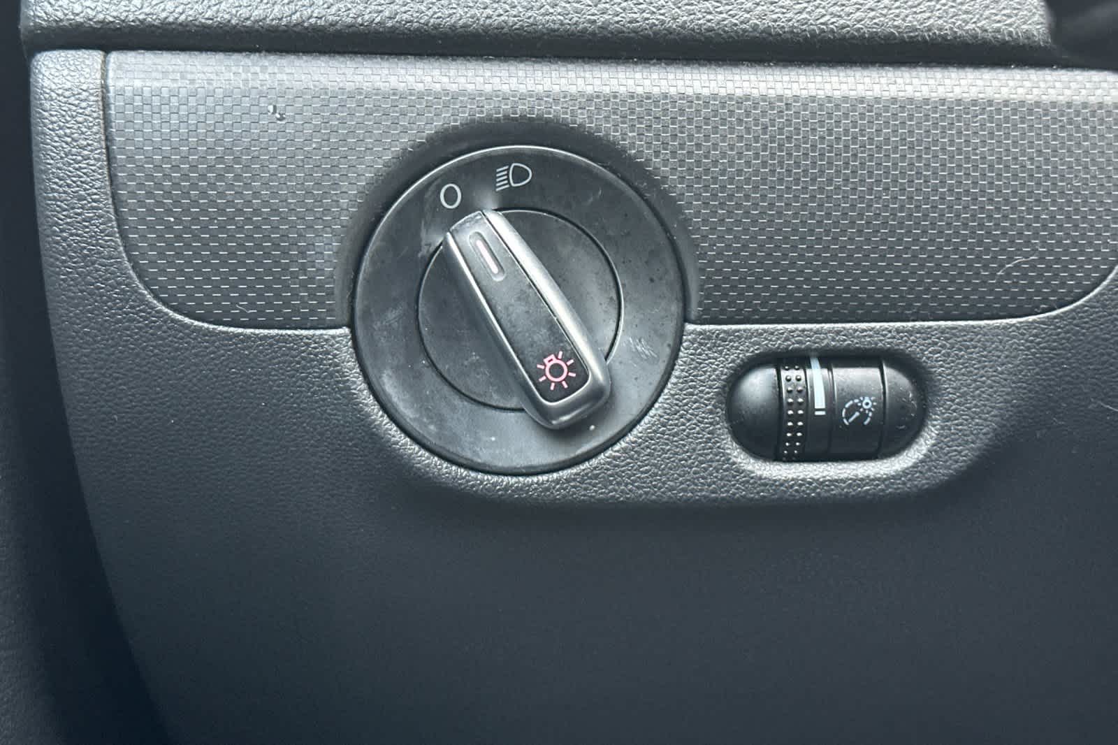 Thumbnail: 2011 Volkswagen Jetta - 25