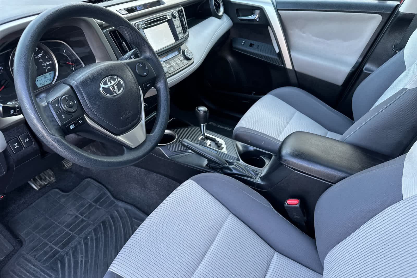 Thumbnail: 2015 Toyota RAV4 - 11