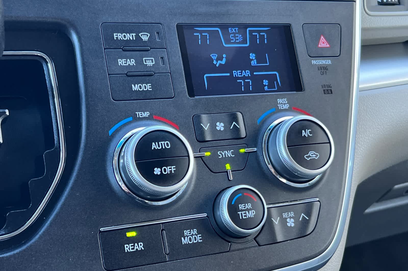 Thumbnail: 2017 Toyota Sienna - 23