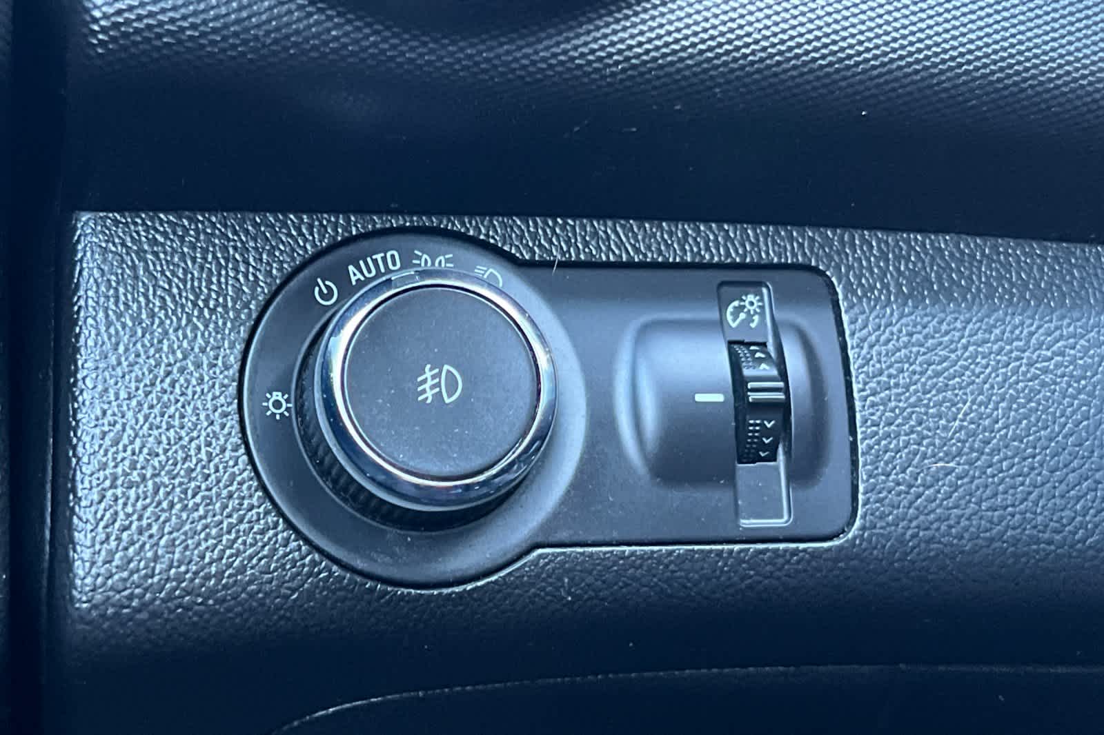 Thumbnail: 2015 Chevrolet Sonic - 28