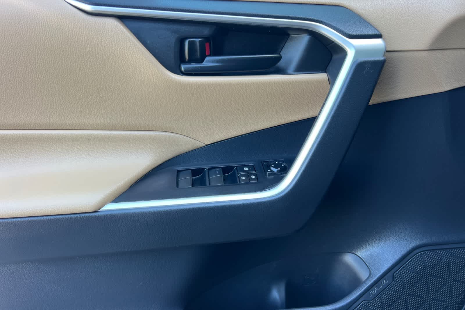 Thumbnail: 2022 Toyota RAV4 - 12