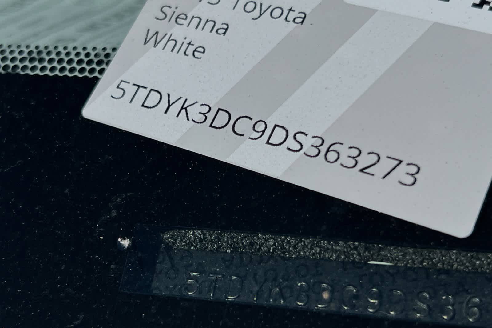 2013 Toyota Sienna XLE 24