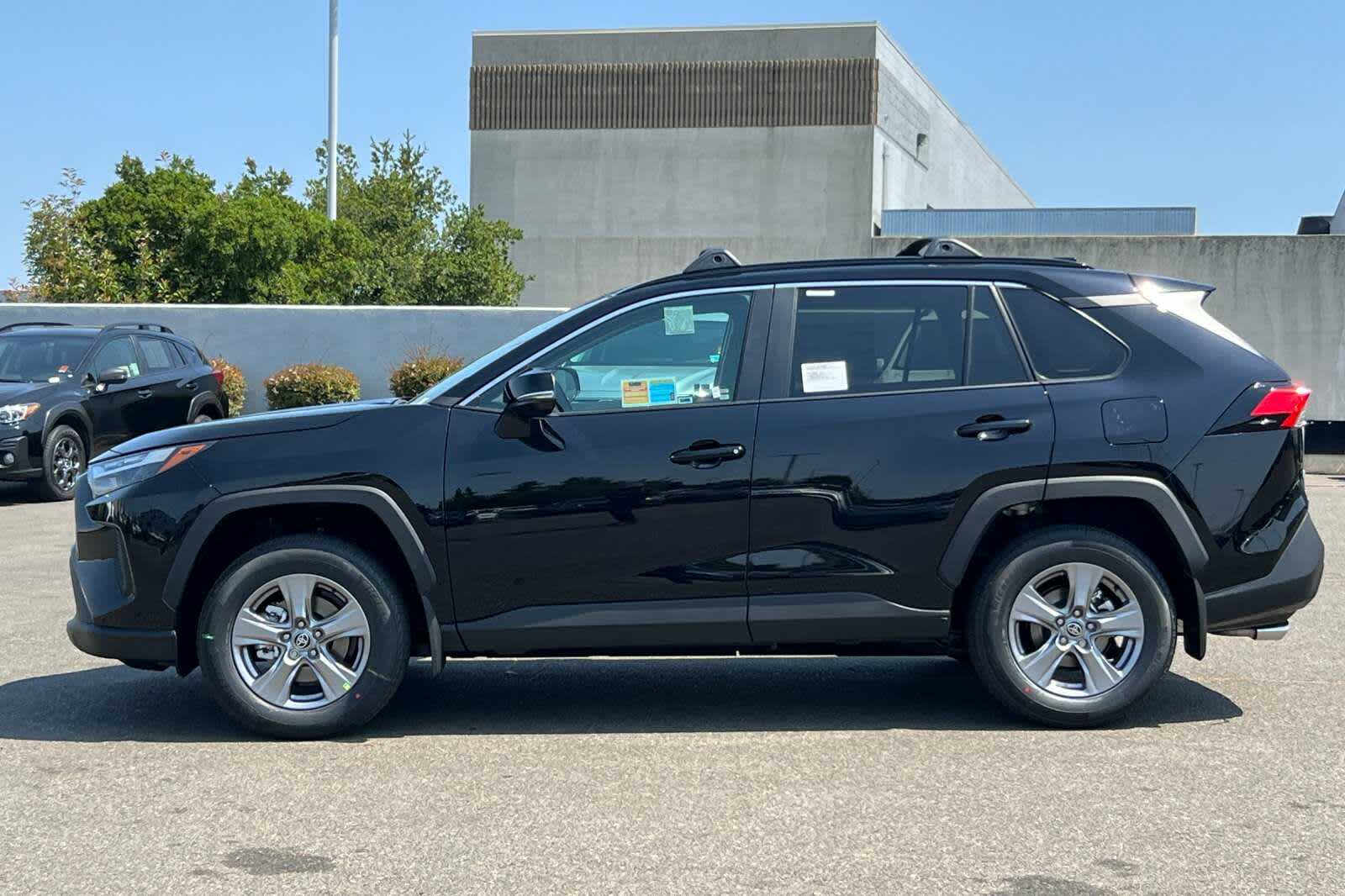 2025 Toyota RAV4 XLE 5