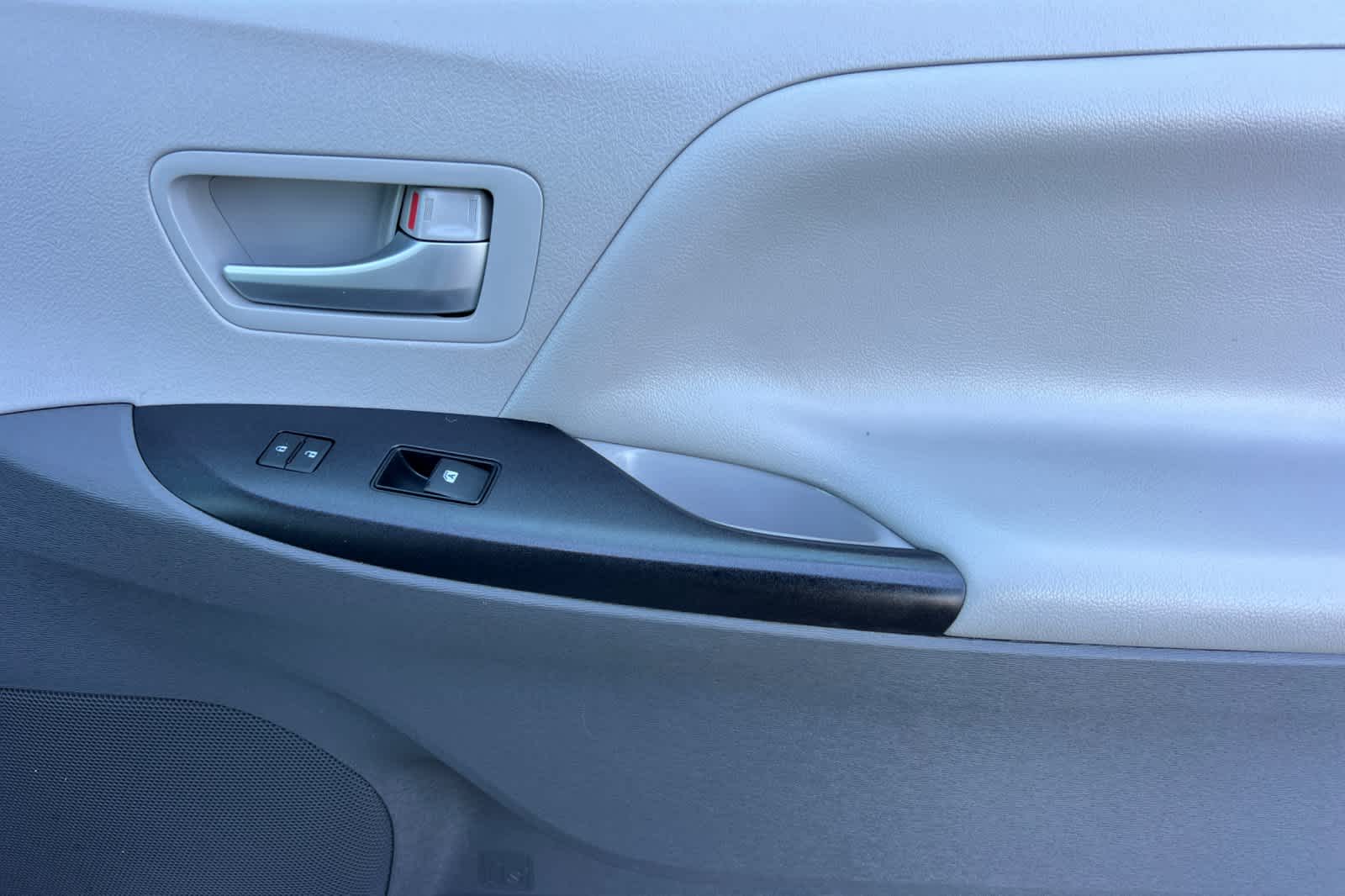 Thumbnail: 2016 Toyota Sienna - 20