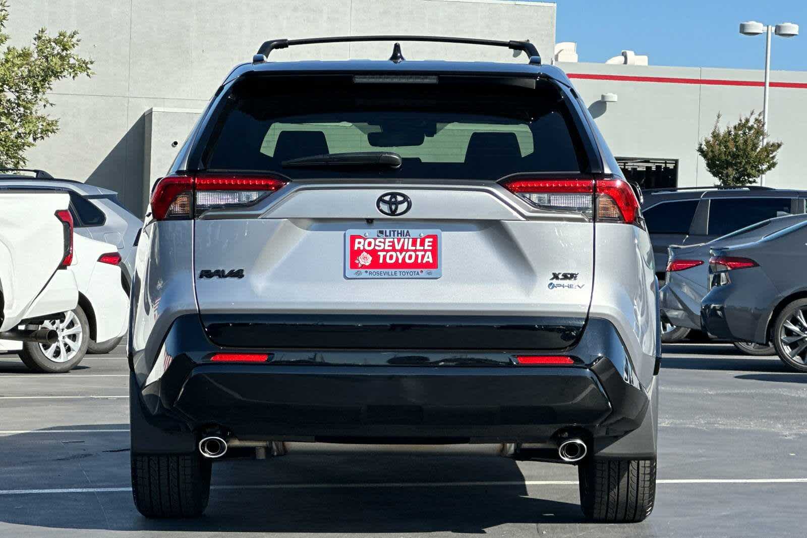 2025 Toyota RAV4 XSE 8