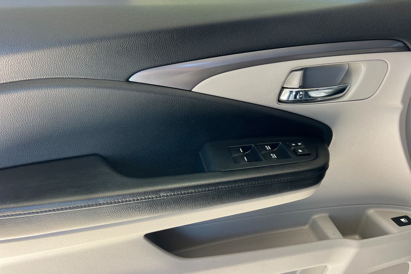 Thumbnail: 2016 Honda Pilot - 12