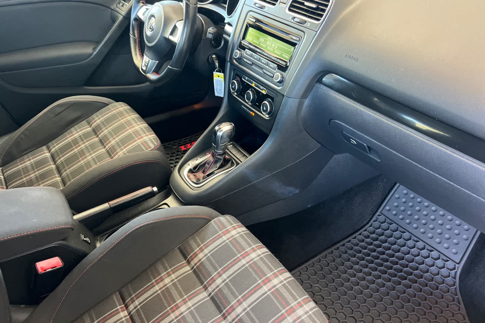 Thumbnail: 2012 Volkswagen Golf - 17