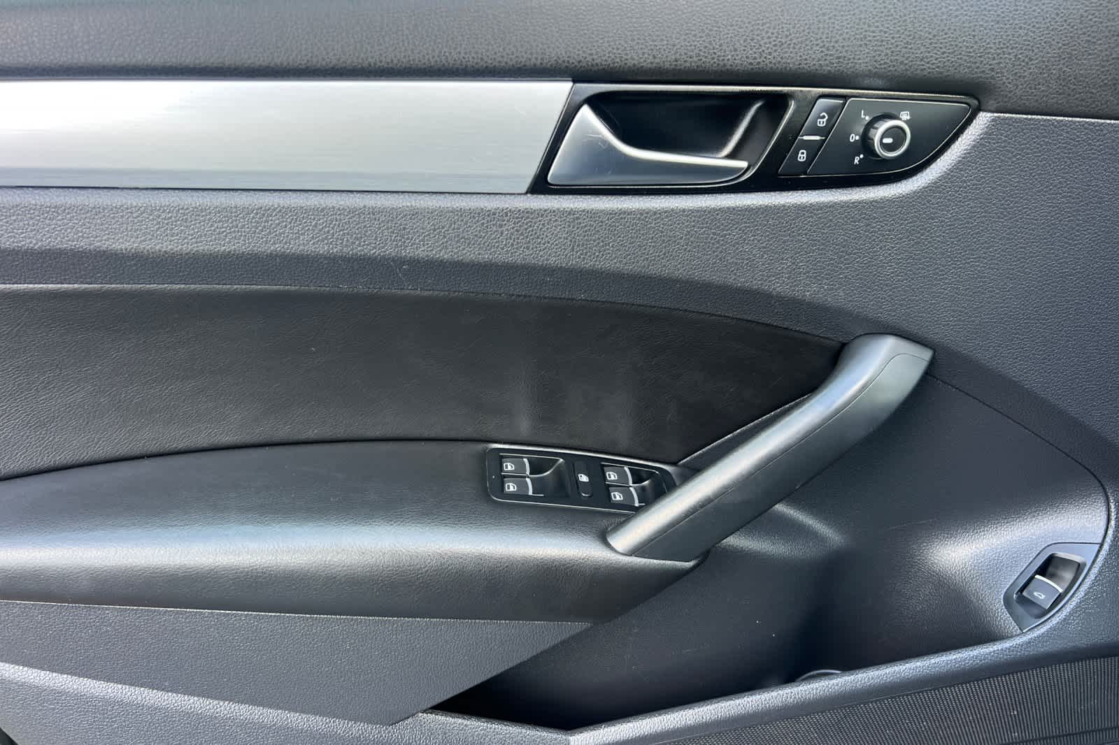 Thumbnail: 2013 Volkswagen Passat - 12