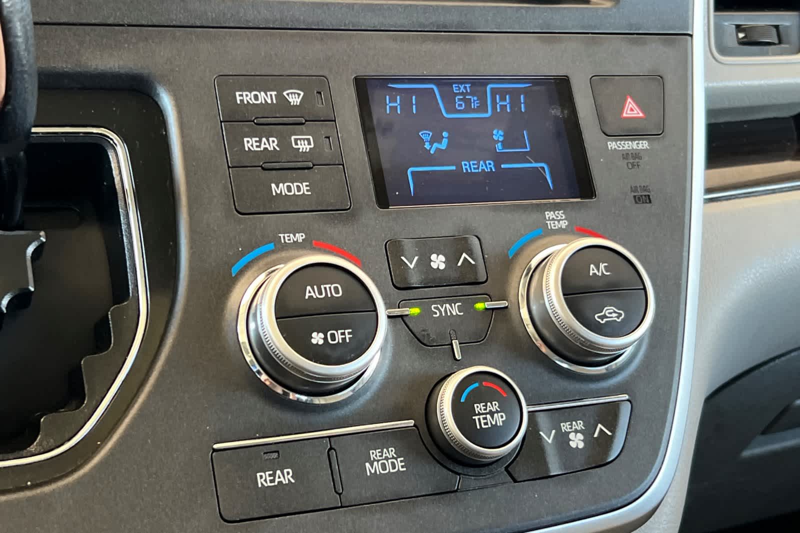 Thumbnail: 2020 Toyota Sienna - 24