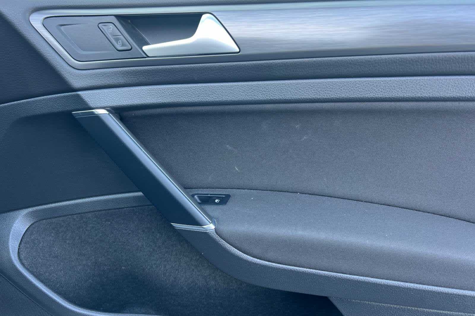Thumbnail: 2019 Volkswagen e-Golf - 19