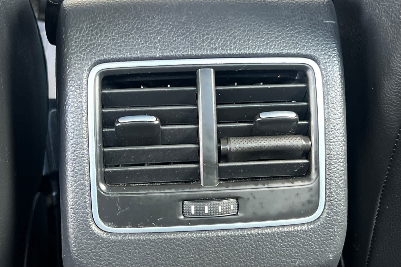 Thumbnail: 2013 Volkswagen Passat - 14