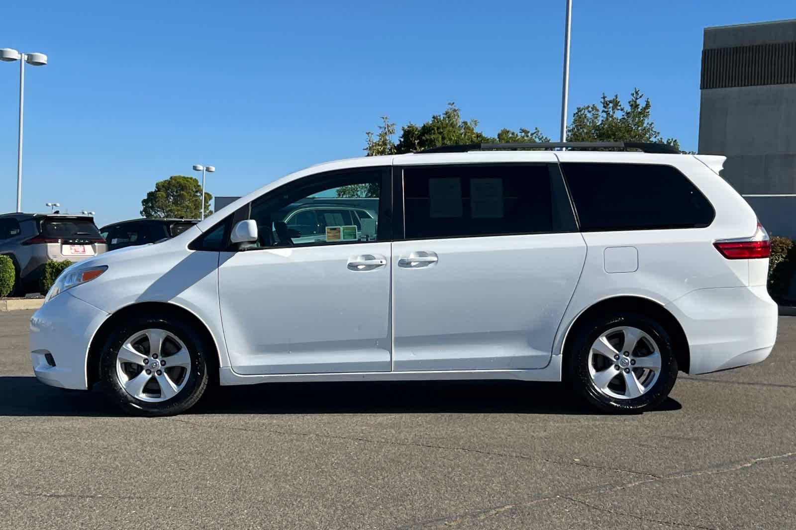 Thumbnail: 2016 Toyota Sienna - 9