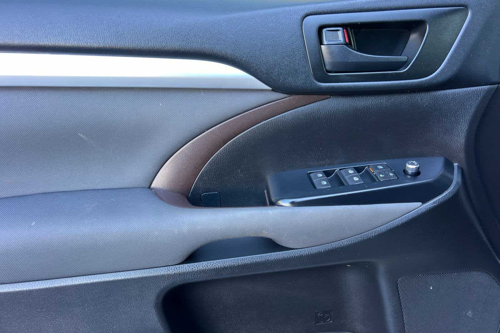 Thumbnail: 2018 Toyota Highlander - 12