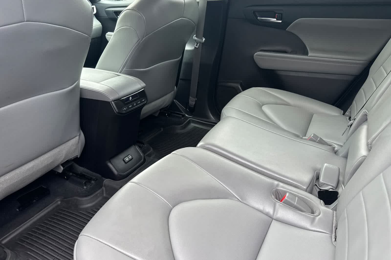 Thumbnail: 2022 Toyota Highlander - 4