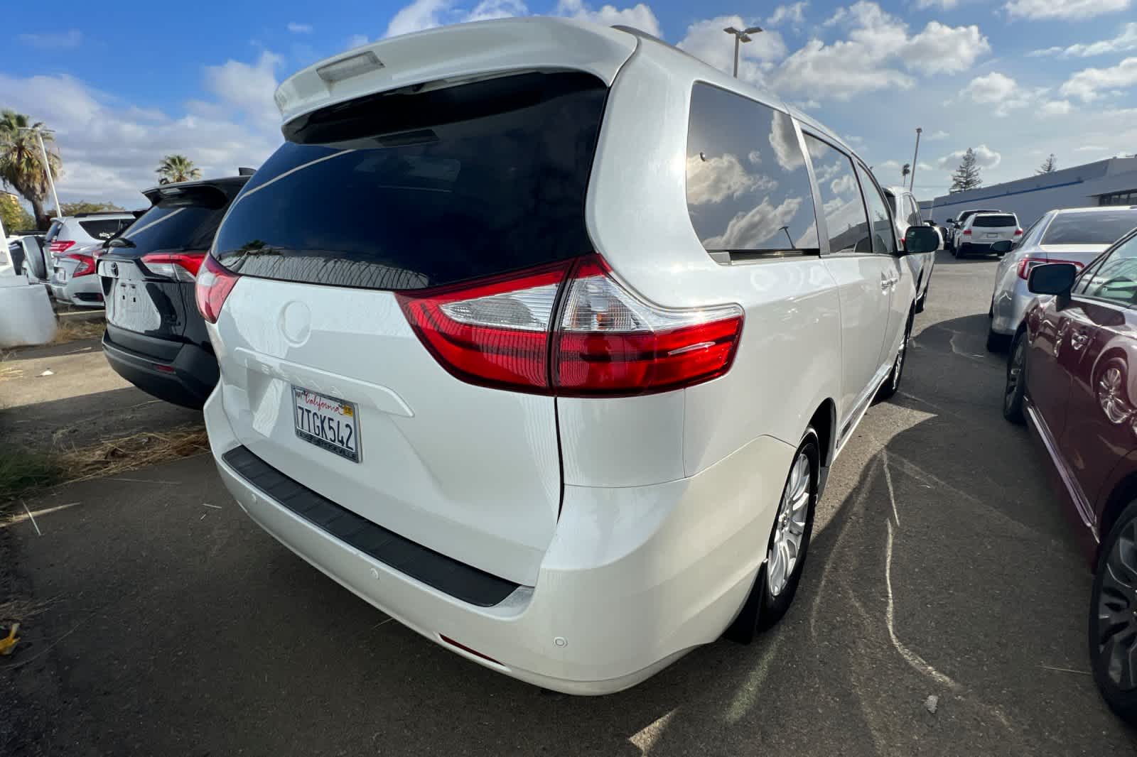 2016 Toyota Sienna XLE 3