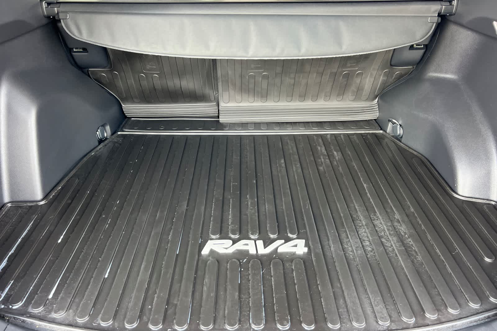 Thumbnail: 2022 Toyota RAV4 - 16