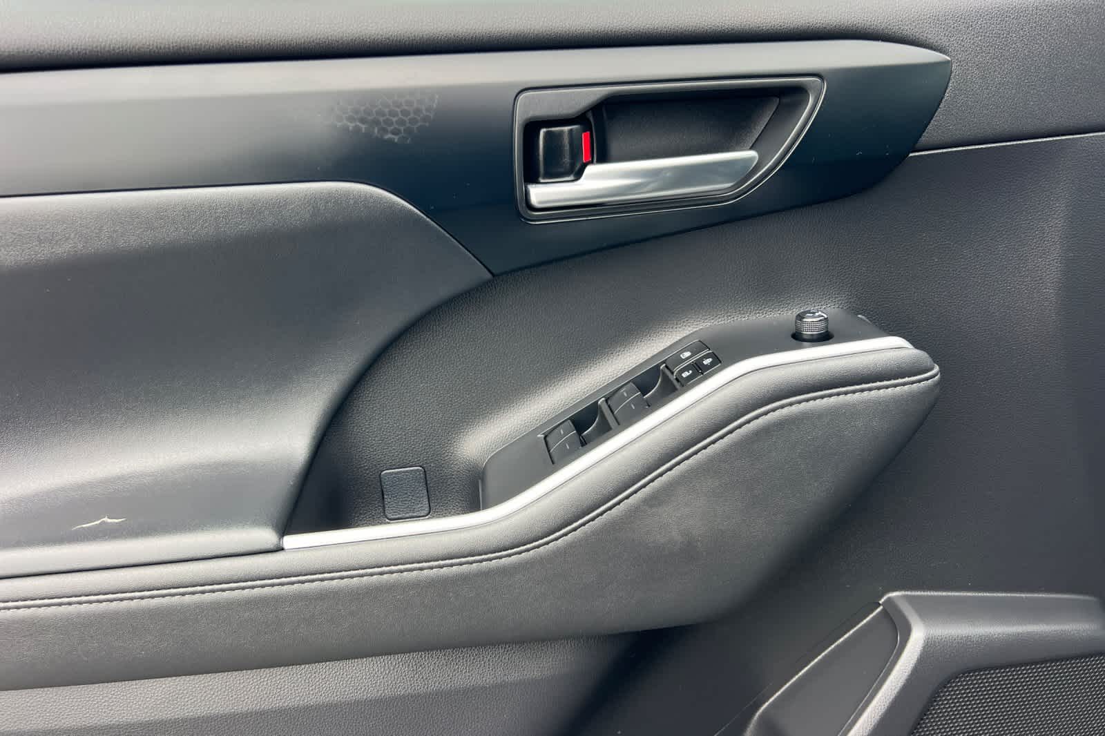 Thumbnail: 2023 Toyota Highlander - 12