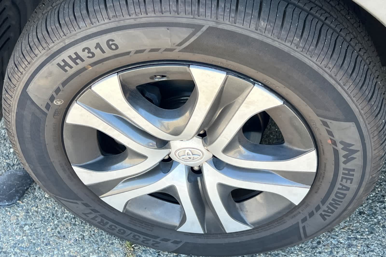 Thumbnail: 2017 Toyota RAV4 - 10