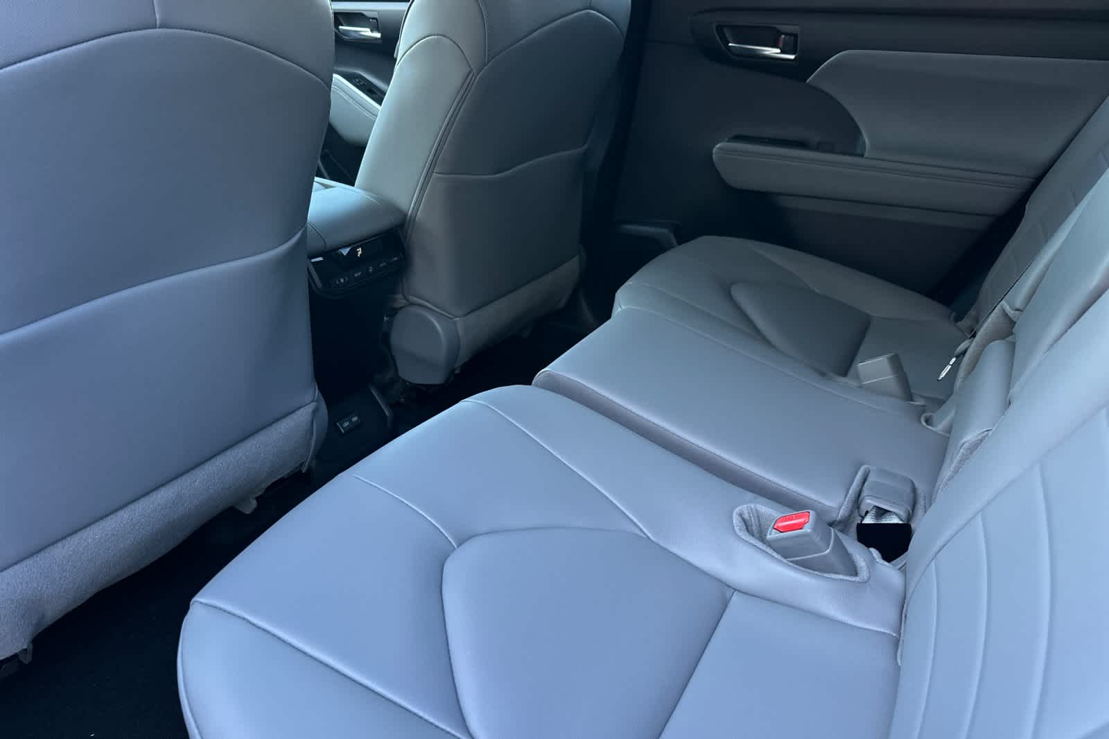 Thumbnail: 2026 Toyota Highlander - 4