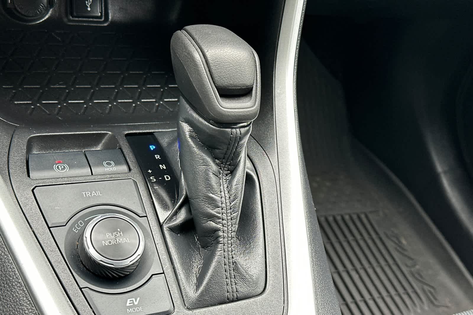 Thumbnail: 2022 Toyota RAV4 - 23