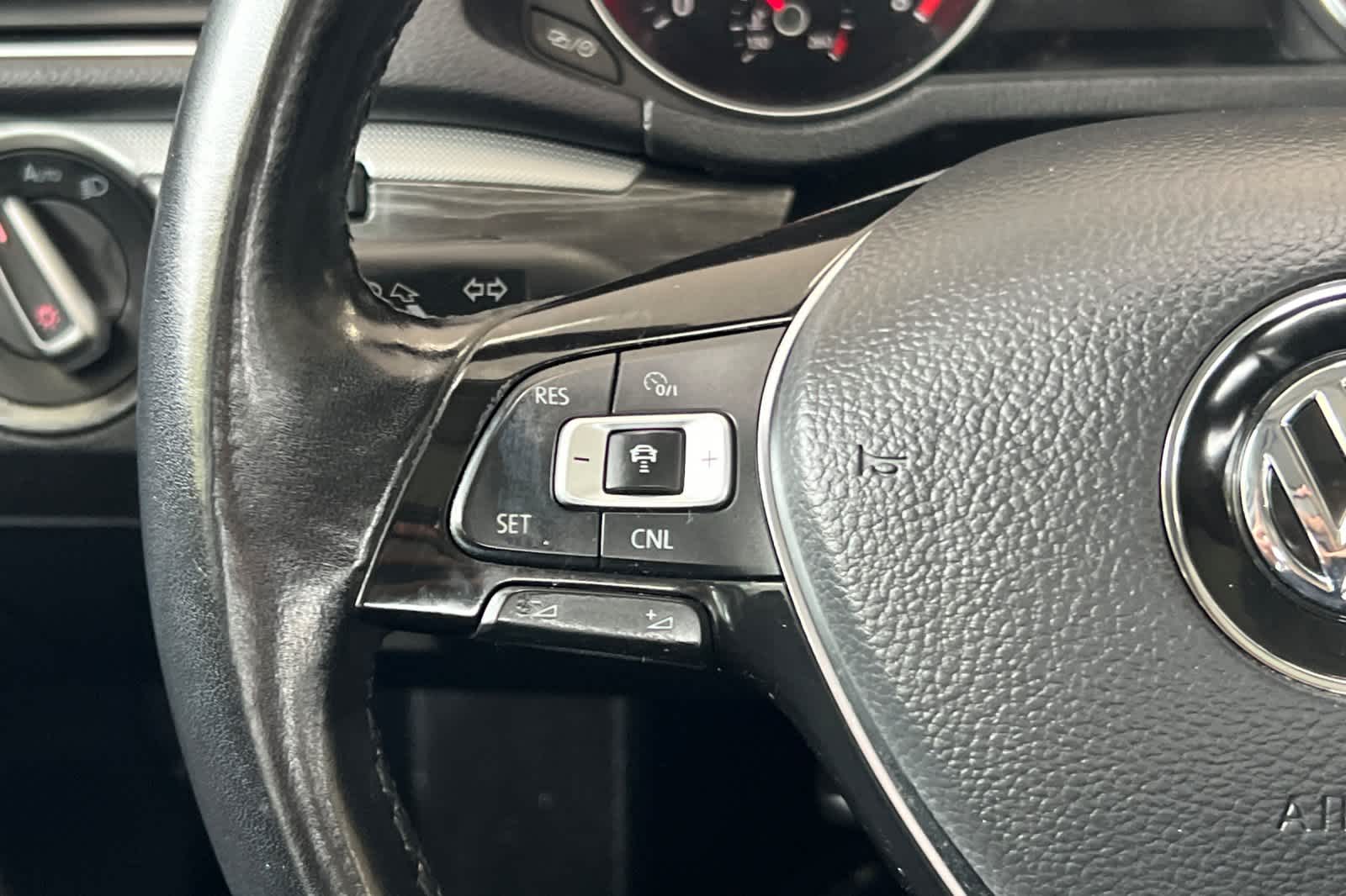 Thumbnail: 2018 Volkswagen Passat - 25