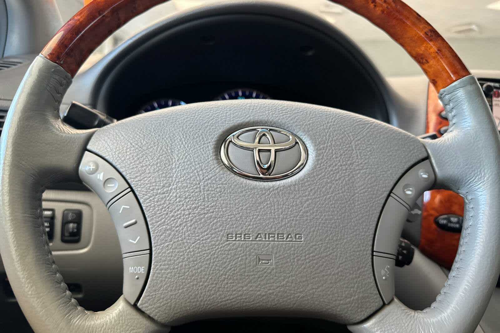 Thumbnail: 2010 Toyota Sienna - 26