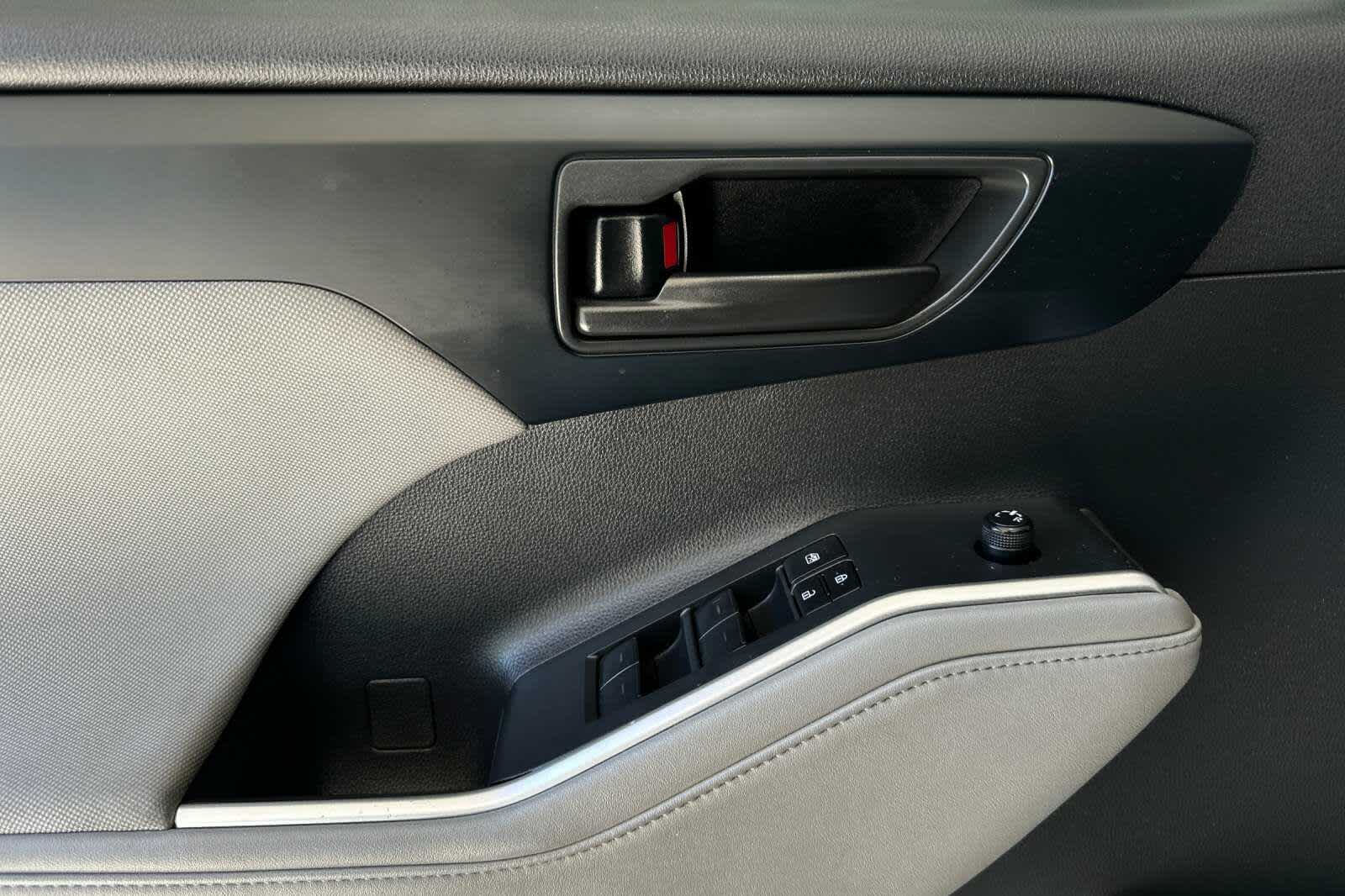 Thumbnail: 2022 Toyota Highlander - 12