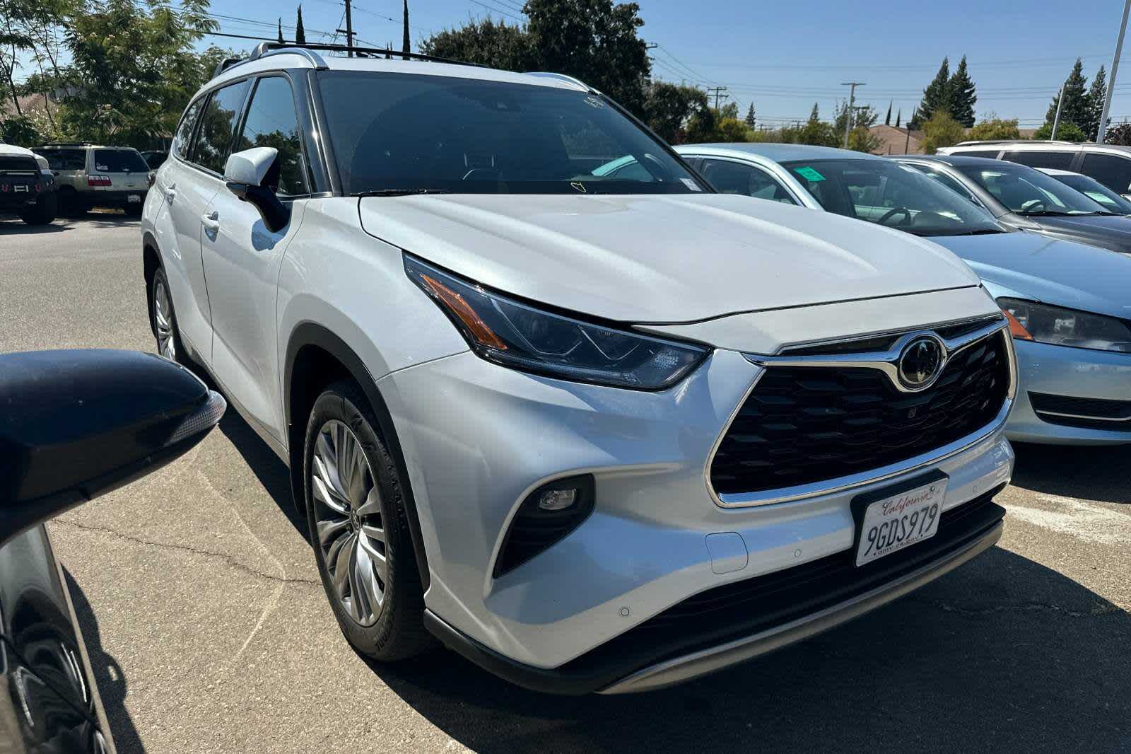 Thumbnail: 2023 Toyota Highlander - 3