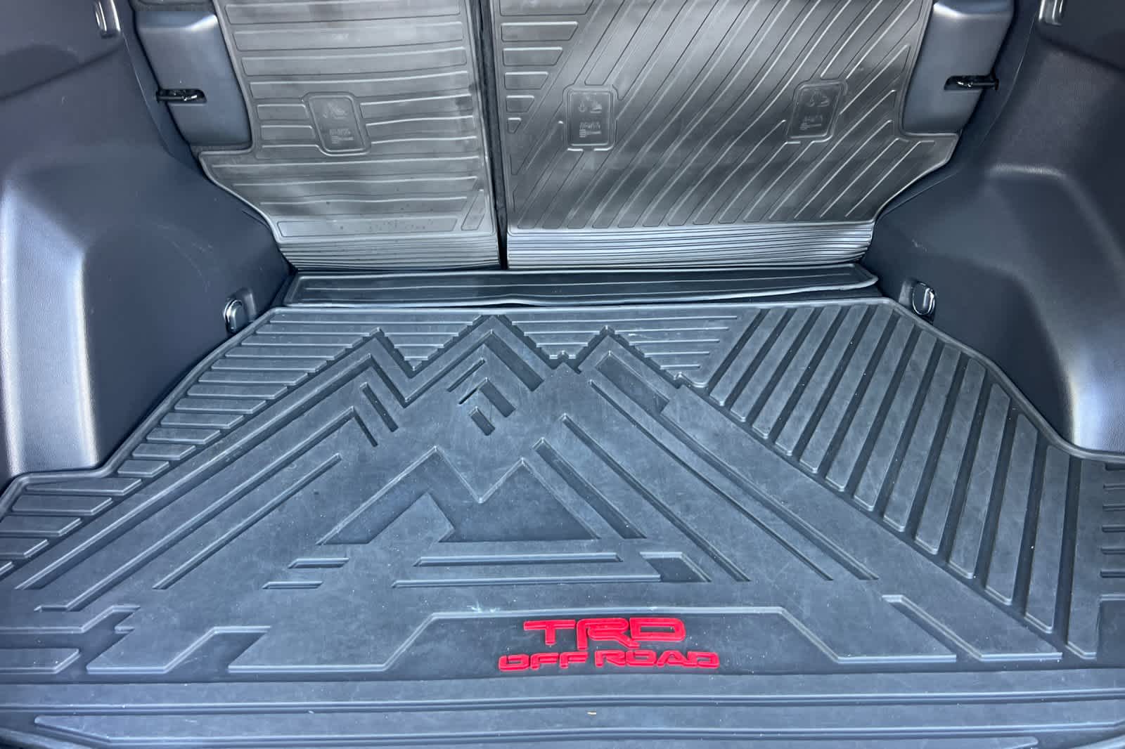 Thumbnail: 2020 Toyota RAV4 - 16