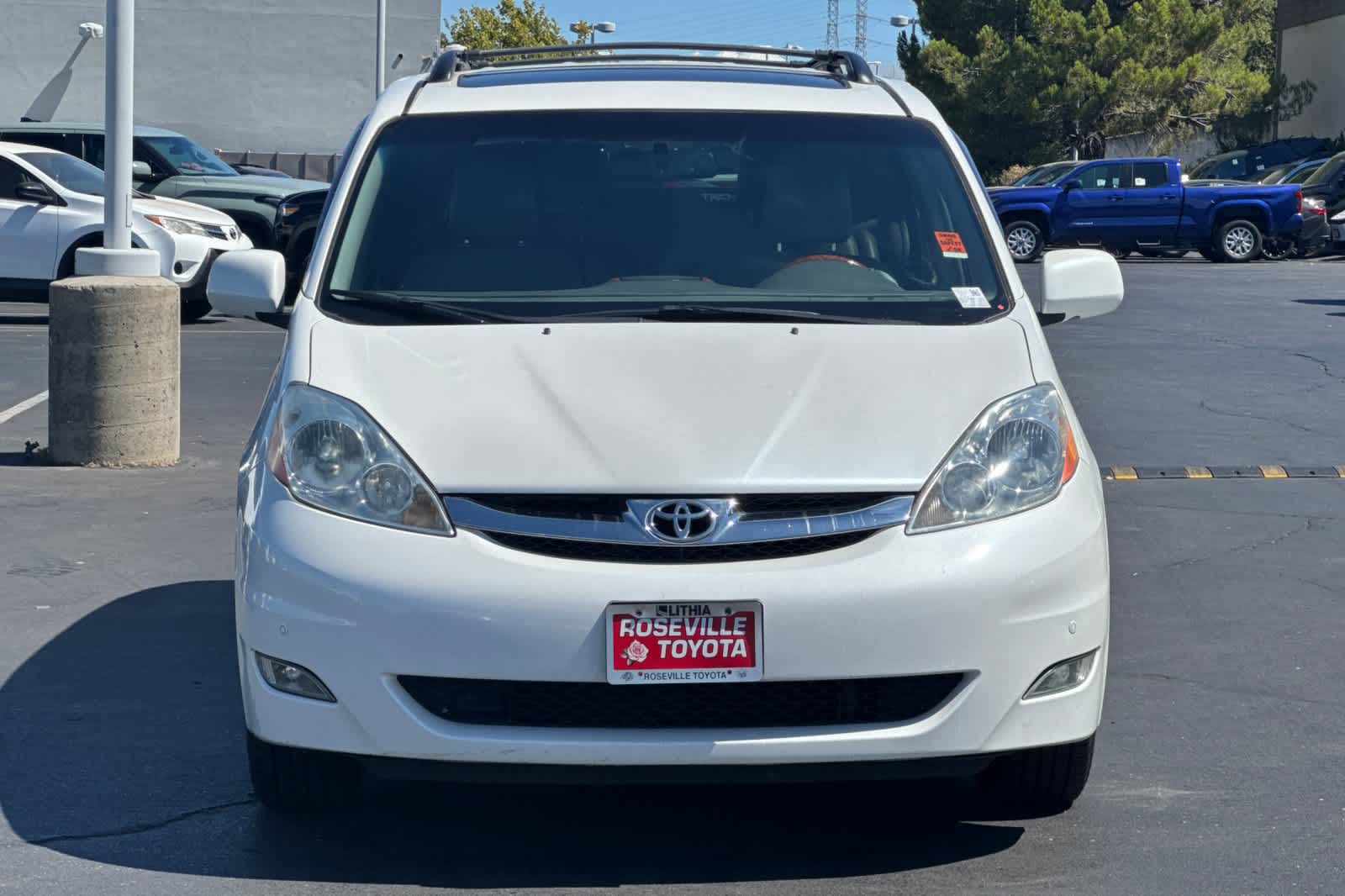 Thumbnail: 2010 Toyota Sienna - 10