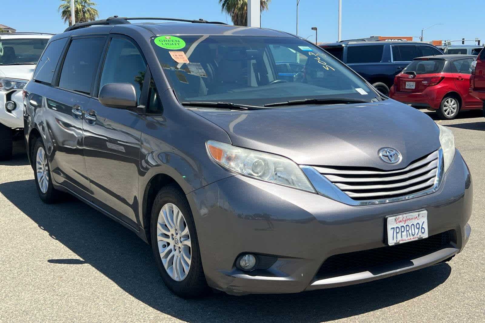 Thumbnail: 2015 Toyota Sienna - 3