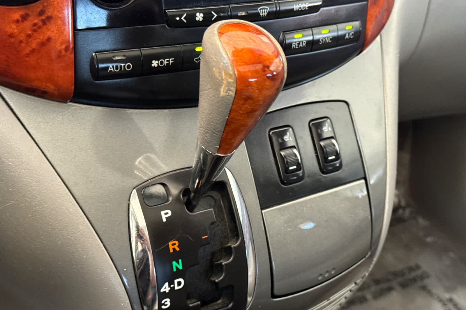 Thumbnail: 2010 Toyota Sienna - 25