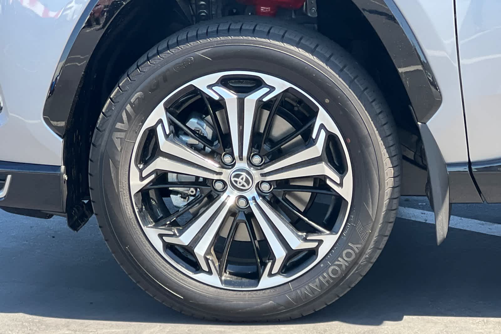 2025 Toyota RAV4 XSE 29