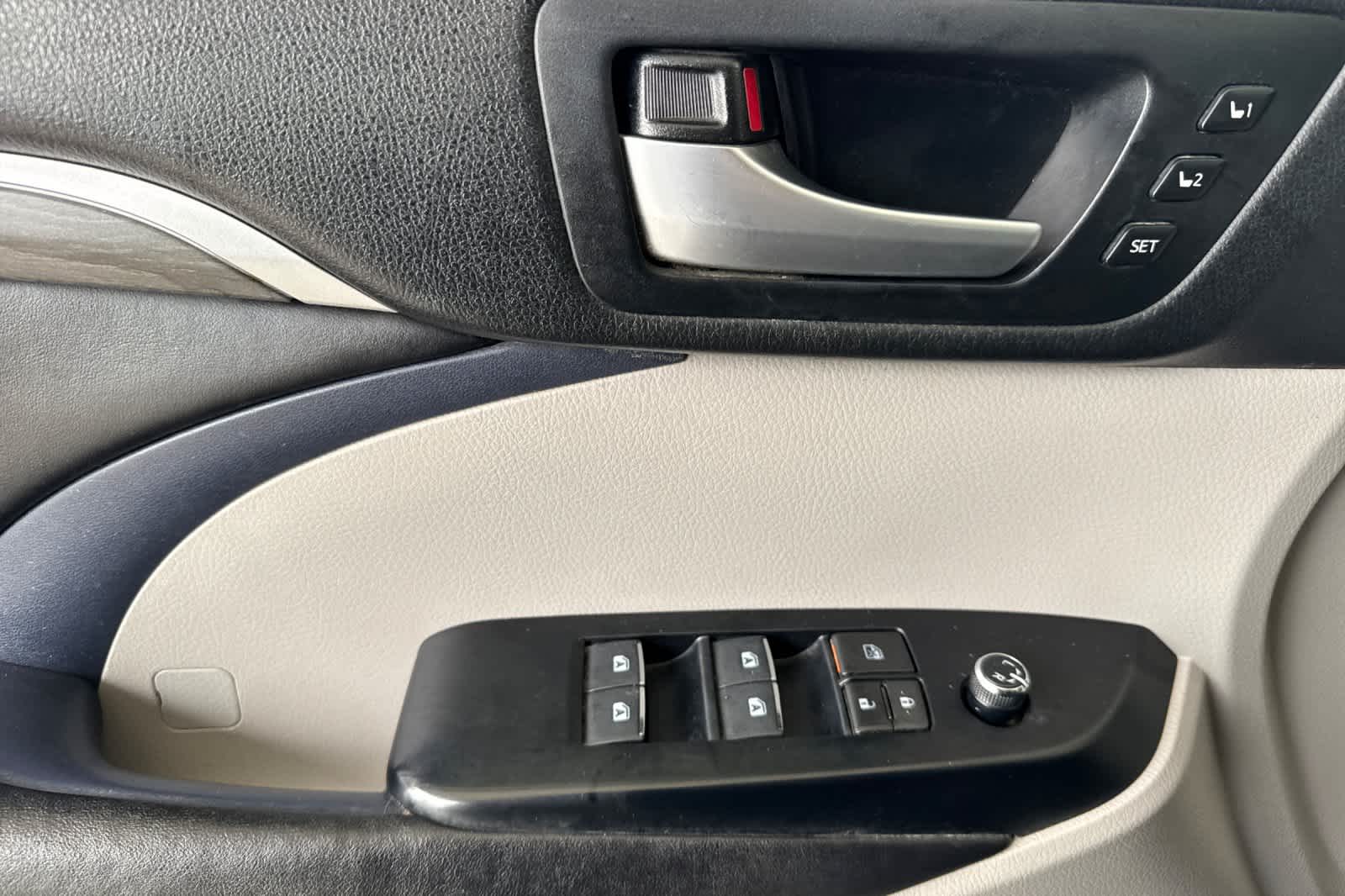 Thumbnail: 2018 Toyota Highlander - 12