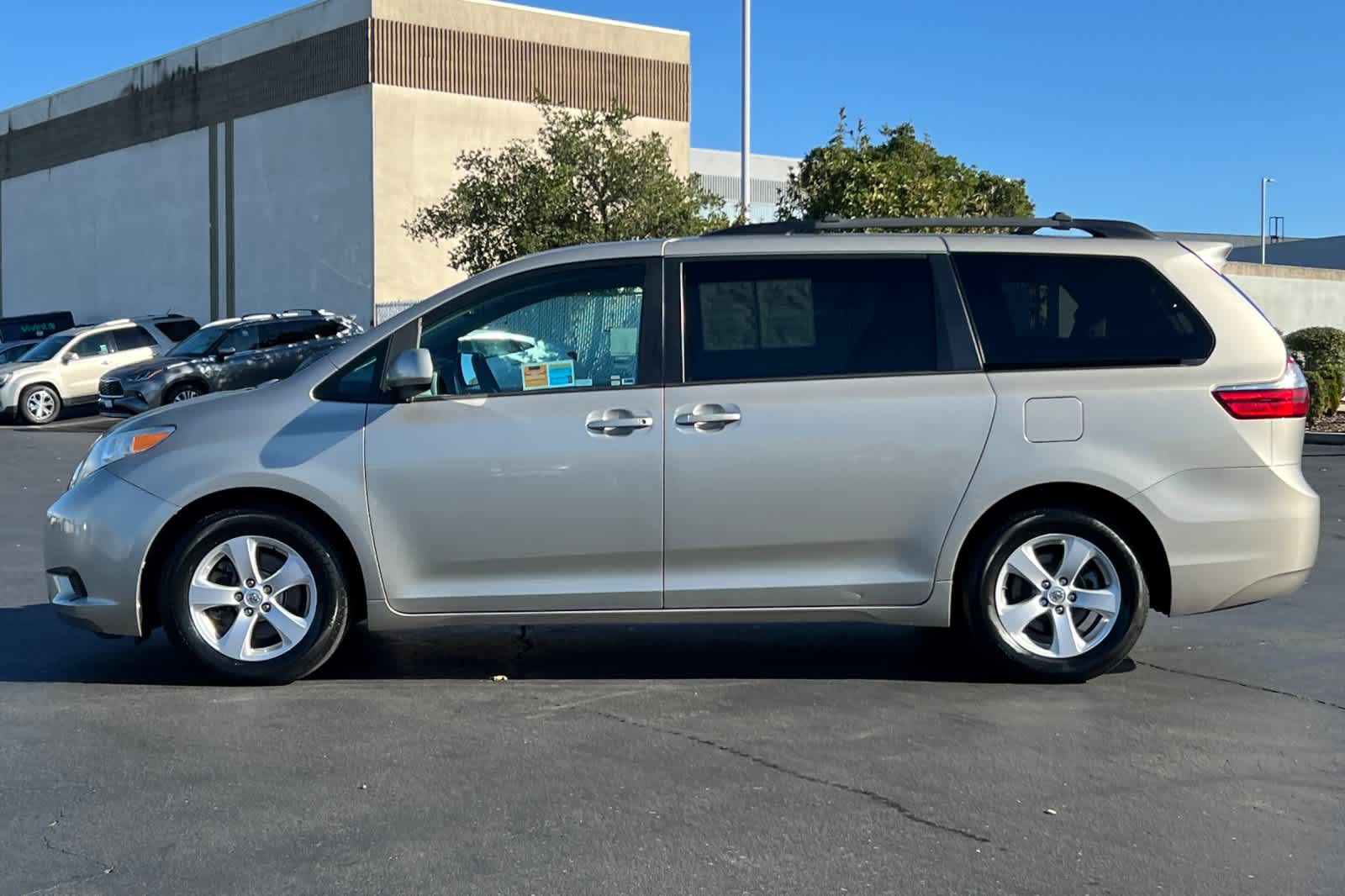 Thumbnail: 2017 Toyota Sienna - 9