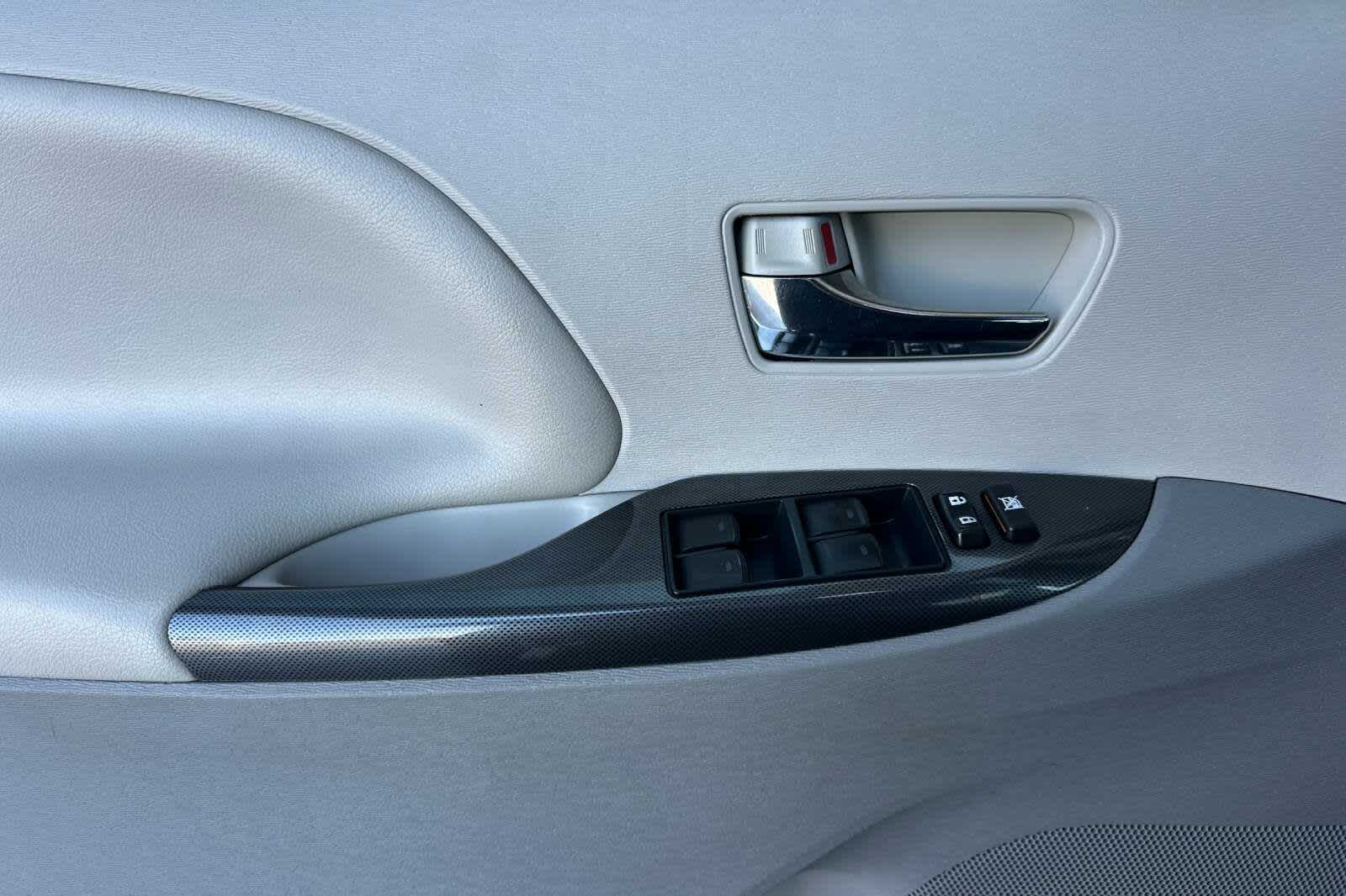 Thumbnail: 2014 Toyota Sienna - 12