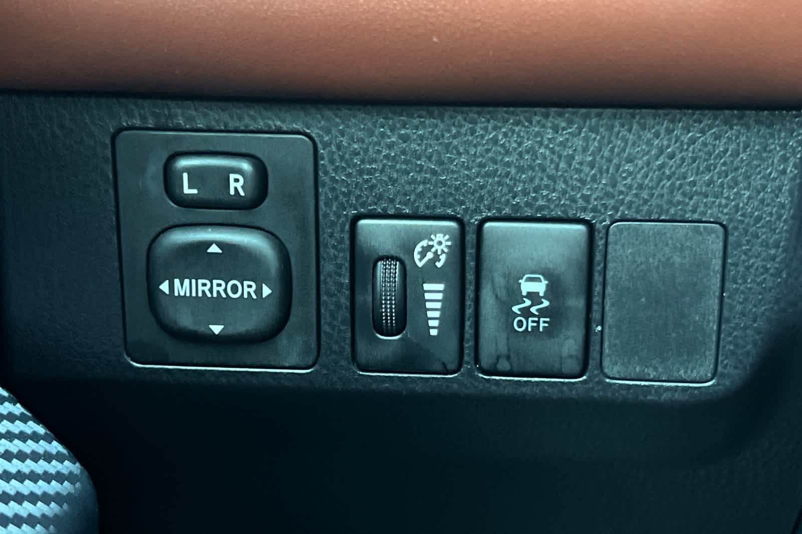 Thumbnail: 2015 Toyota RAV4 - 30