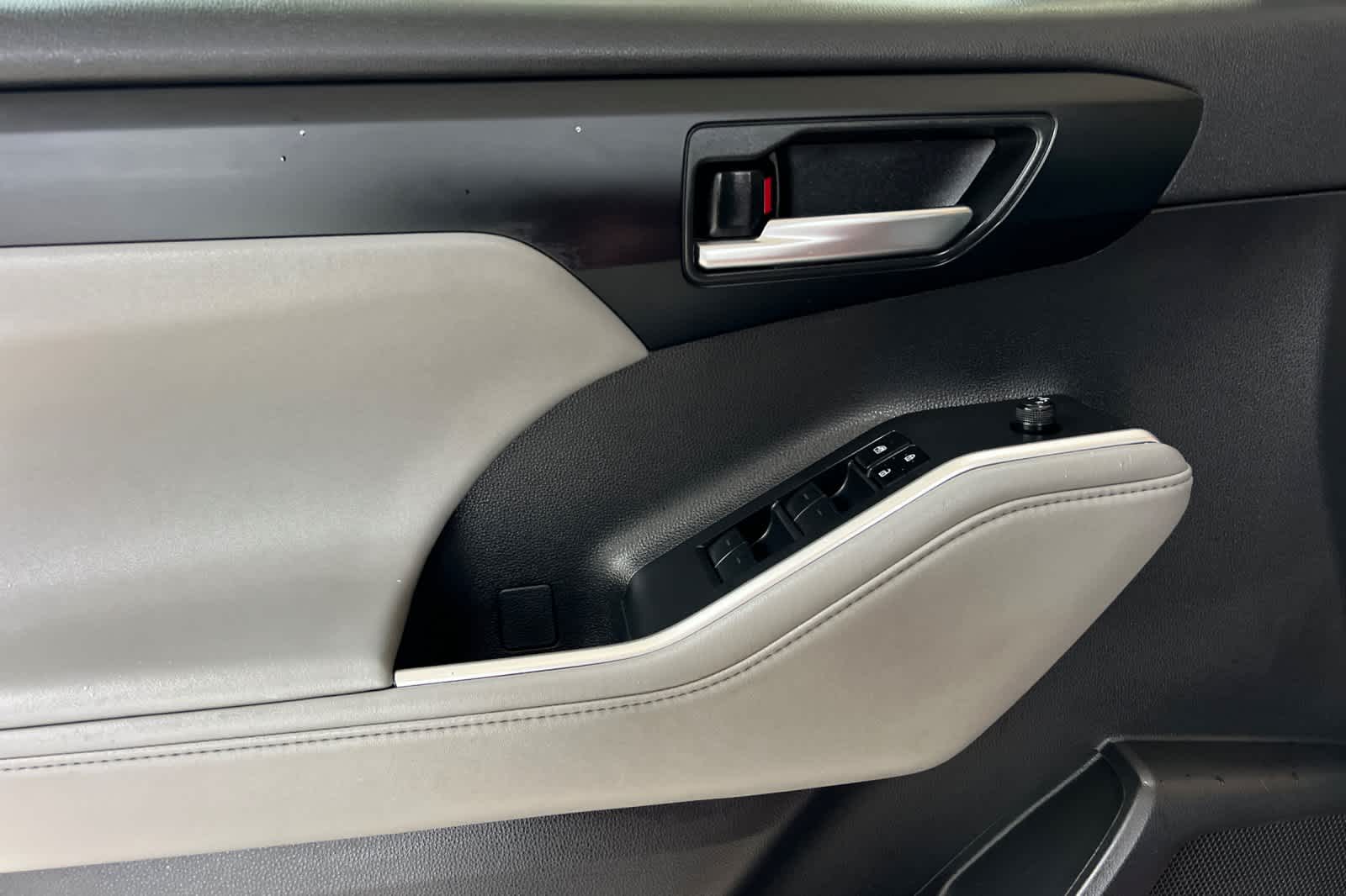 Thumbnail: 2023 Toyota Highlander - 12