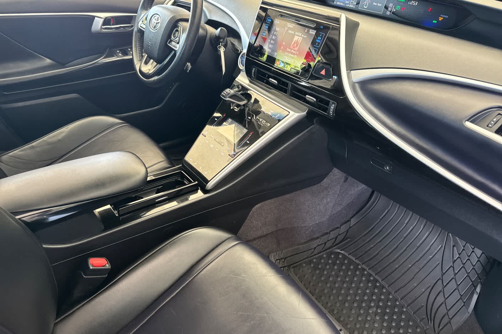 Thumbnail: 2016 Toyota Mirai - 16