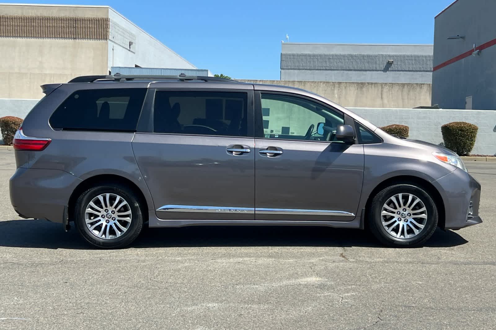 Thumbnail: 2020 Toyota Sienna - 6