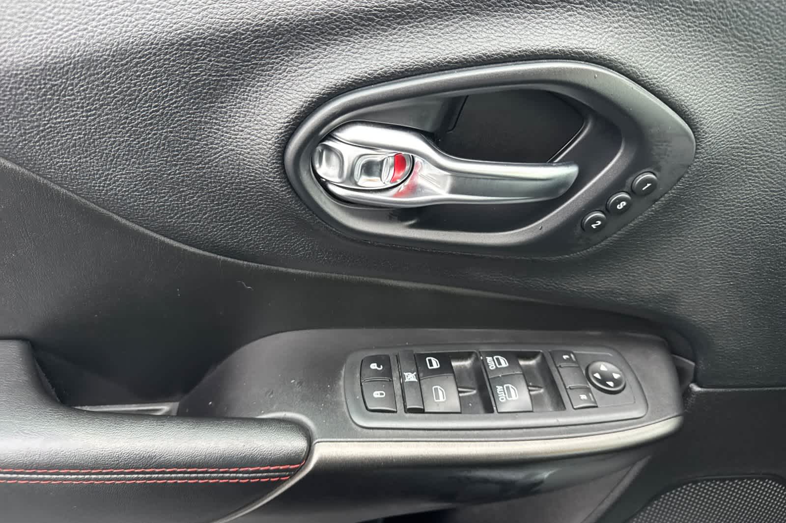 Thumbnail: 2020 Jeep Cherokee - 12