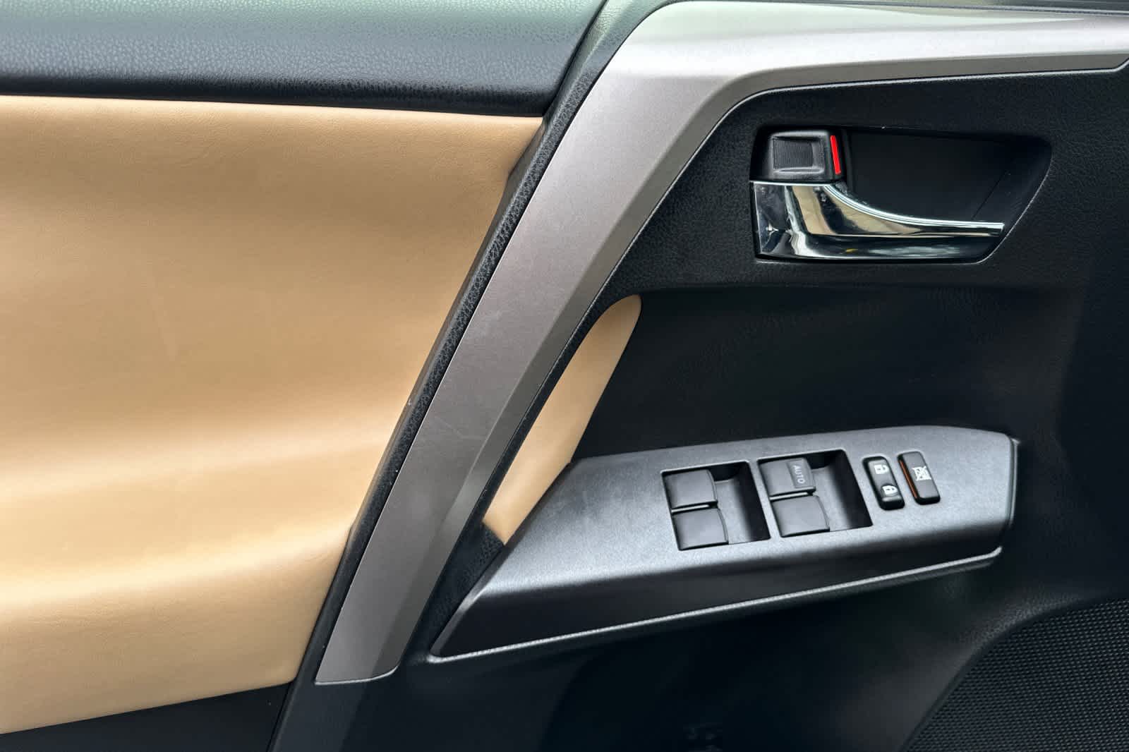 Thumbnail: 2018 Toyota RAV4 - 12