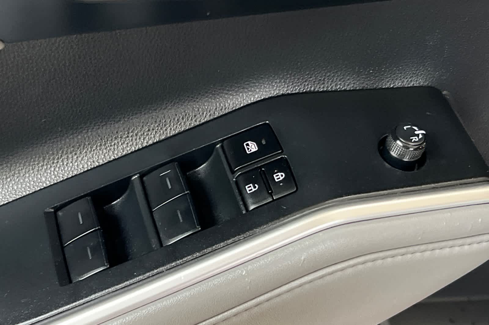 Thumbnail: 2023 Toyota Highlander - 13