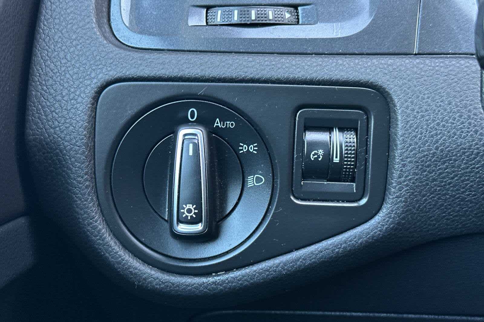 Thumbnail: 2017 Volkswagen e-Golf - 30