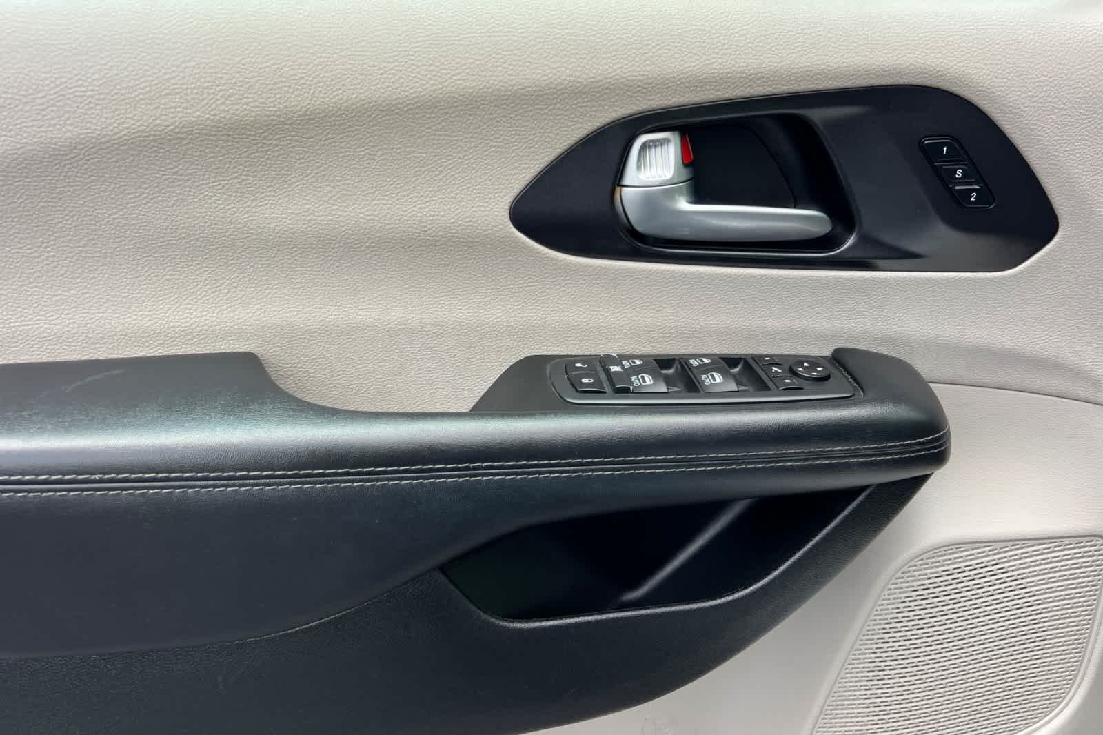 Thumbnail: 2020 Chrysler Pacifica - 12